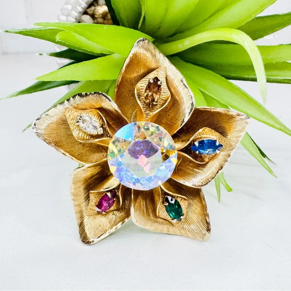 Vintage 60s Warner AB Crystal Rhinestone Textured Flower Gold Tone Brooch Retro
